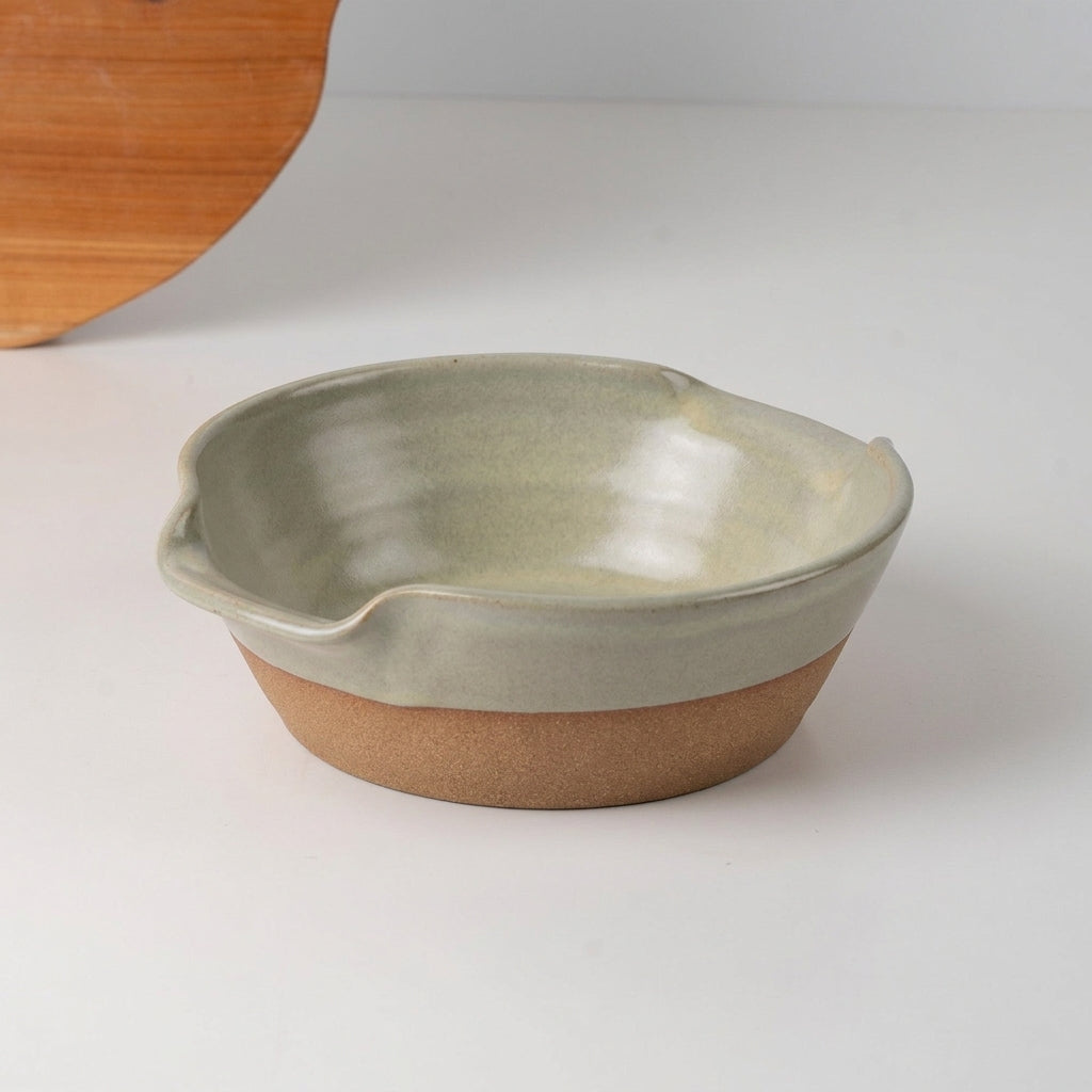 Saladeira com alças no corpo em cerâmica artesanal — tamanho 21CM Ø, argila Cappuccino, esmalte Verde Pompeia