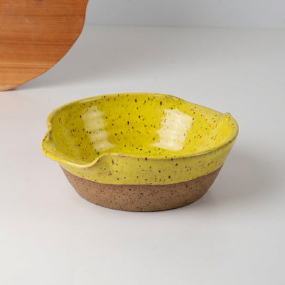 Saladeira com alças no corpo em cerâmica artesanal — tamanho 21CM Ø, argila Flocos, esmalte Amarelo Intenso
