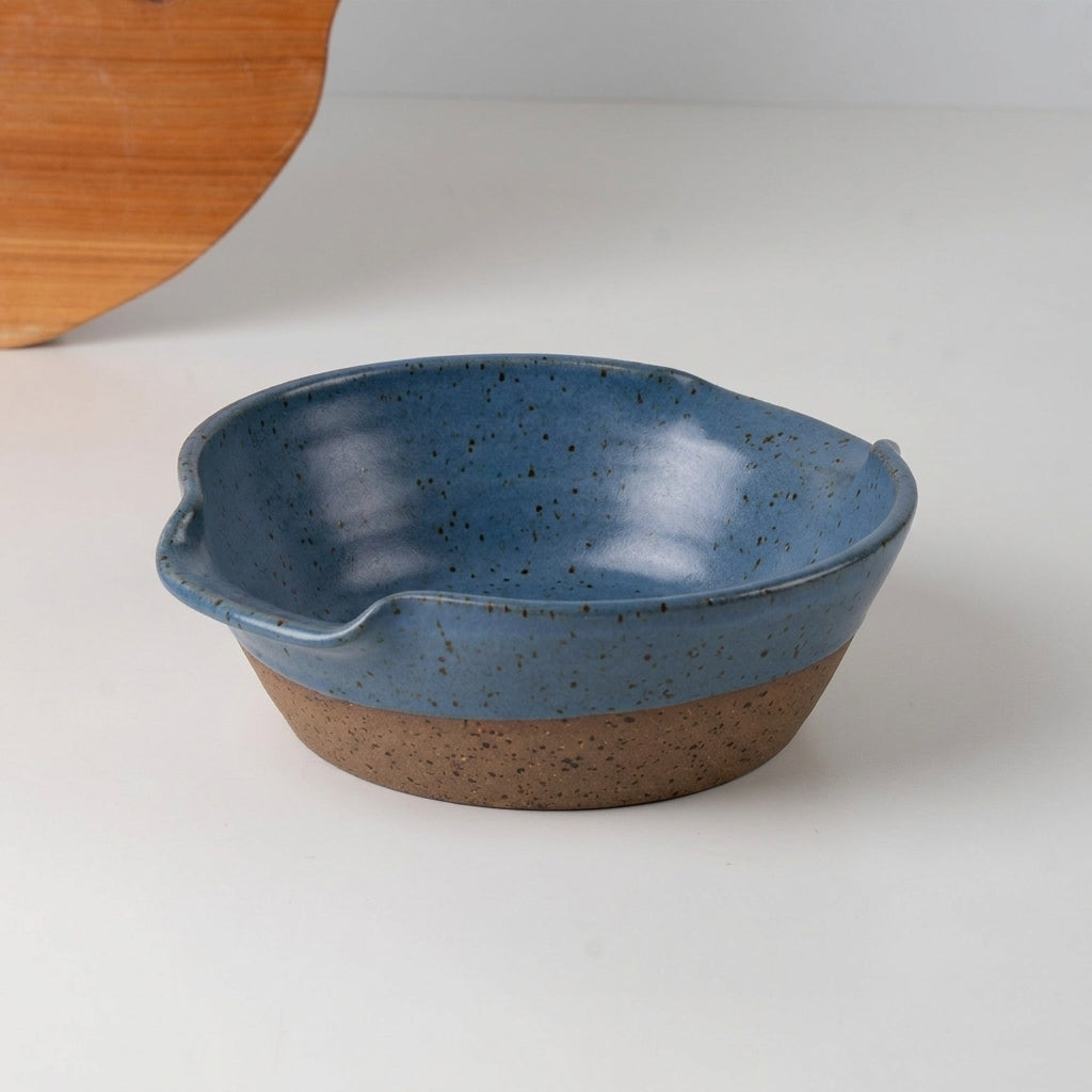 Saladeira com alças no corpo em cerâmica artesanal — tamanho 21CM Ø, argila Flocos, esmalte Azul Safira