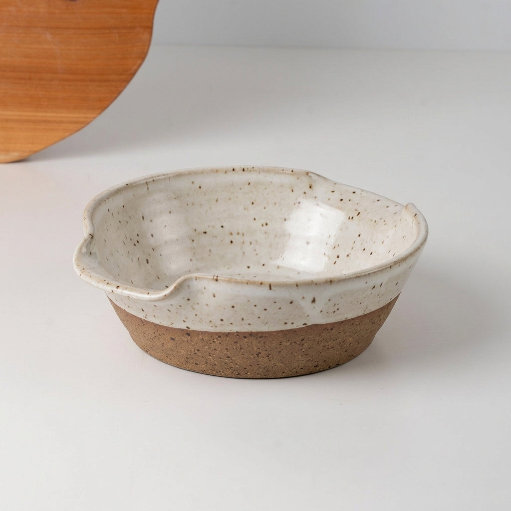 Saladeira com alças no corpo em cerâmica artesanal — tamanho 21CM Ø, argila Flocos, esmalte Branco AMME