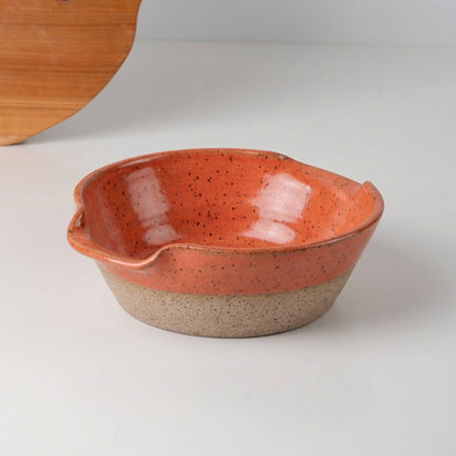 Saladeira com alças no corpo em cerâmica artesanal — tamanho 21CM Ø, argila Flocos, esmalte Laranja Intenso