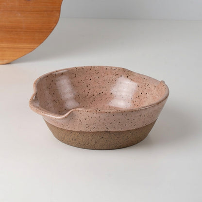 Saladeira com alças no corpo em cerâmica artesanal — tamanho 21CM Ø, argila Flocos, esmalte Nude
