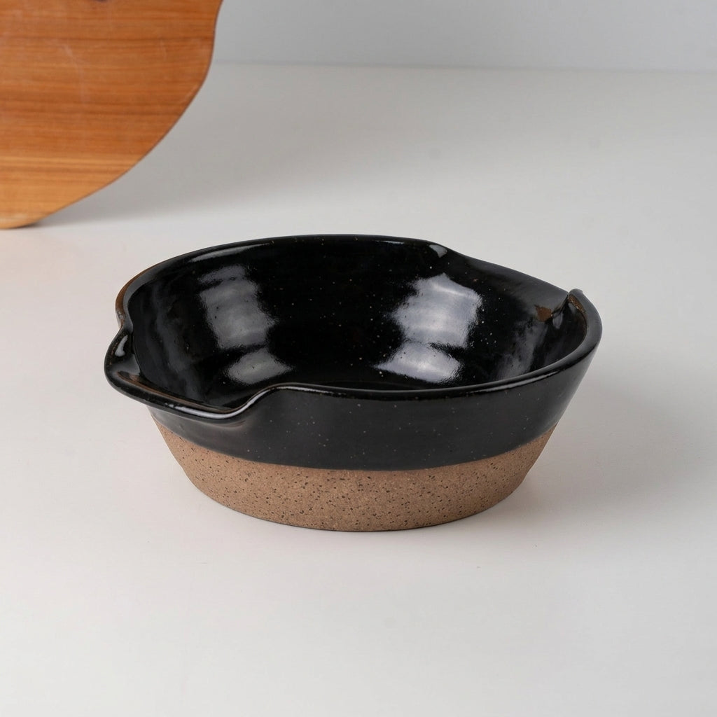 Saladeira com alças no corpo em cerâmica artesanal — tamanho 21CM Ø, argila Flocos, esmalte Preto Ébano