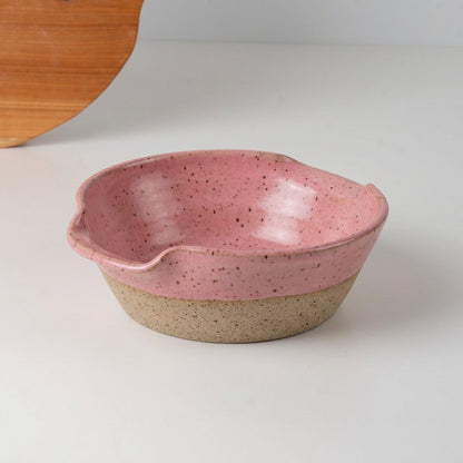 Saladeira com alças no corpo em cerâmica artesanal — tamanho 21CM Ø, argila Flocos, esmalte Rosa Barbie