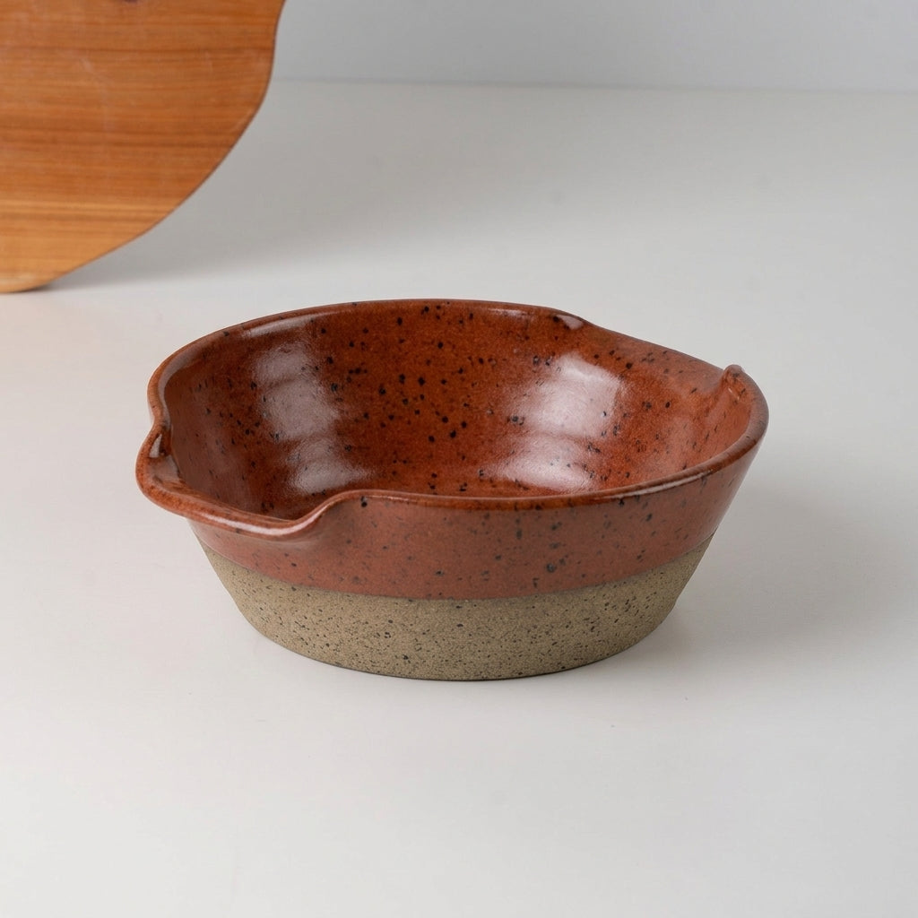 Saladeira com alças no corpo em cerâmica artesanal — tamanho 21CM Ø, argila Flocos, esmalte Sol de Terracota