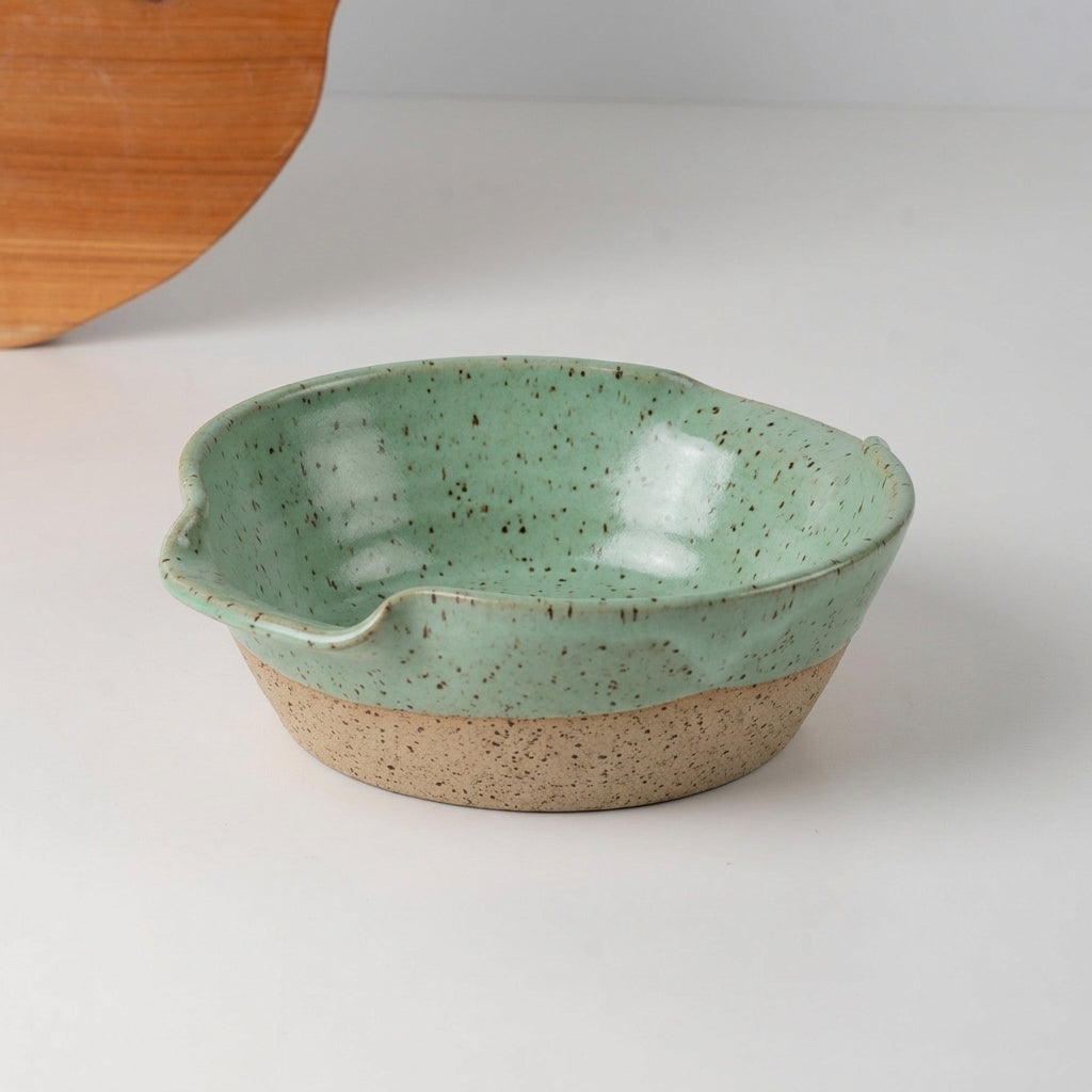 Saladeira com alças no corpo em cerâmica artesanal — tamanho 21CM Ø, argila Flocos, esmalte Verde Menta