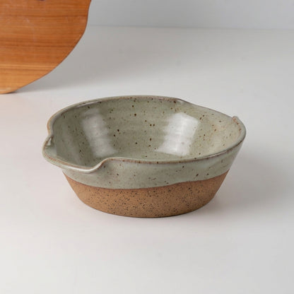 Saladeira com alças no corpo em cerâmica artesanal — tamanho 21CM Ø, argila Flocos, esmalte Verde Pompeia