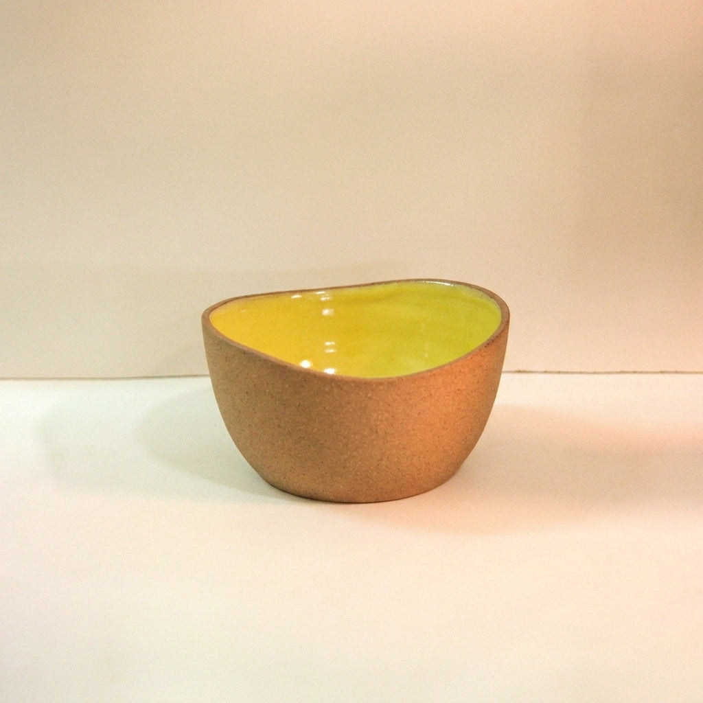 Saladeira Redonda Orgânica em cerâmica artesanal — argila Cappuccino, esmalte Amarelo Intenso