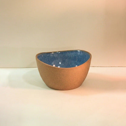 Saladeira Redonda Orgânica em cerâmica artesanal — argila Cappuccino, esmalte Azul Safira