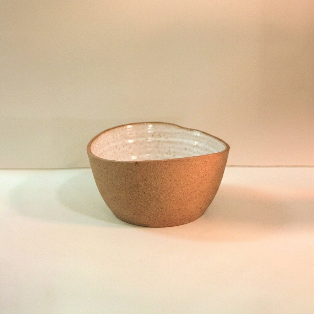 Saladeira Redonda Orgânica em cerâmica artesanal — argila Cappuccino, esmalte Branco AMME
