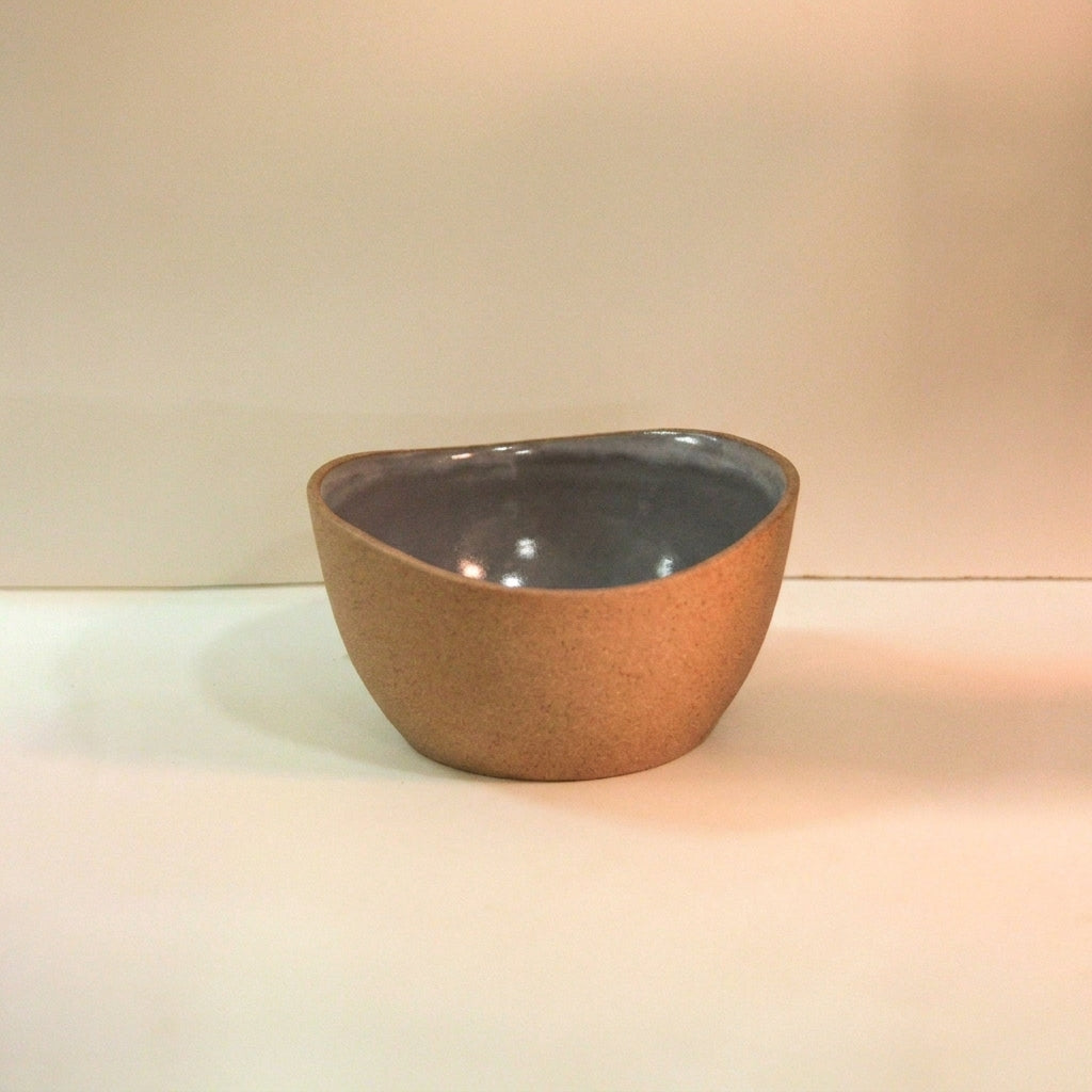 Saladeira Redonda Orgânica em cerâmica artesanal — argila Cappuccino, esmalte Grafite