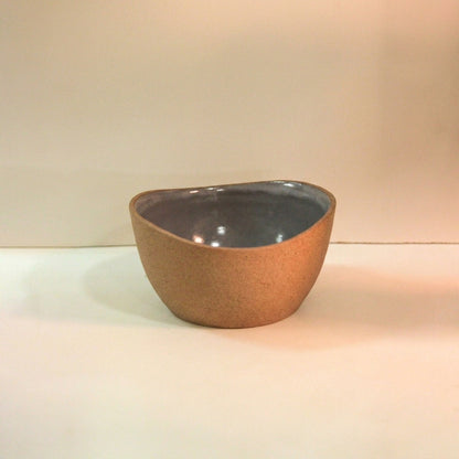 Saladeira Redonda Orgânica em cerâmica artesanal — argila Cappuccino, esmalte Grafite