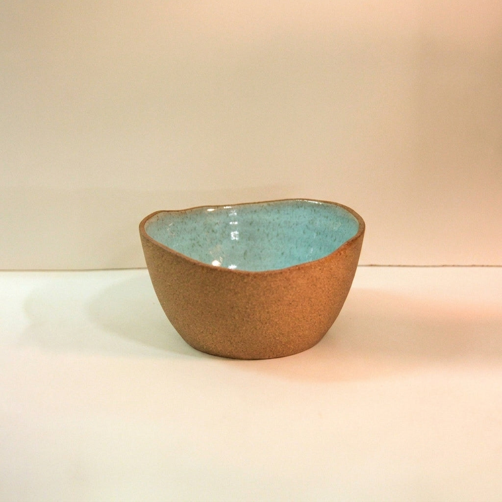 Saladeira Redonda Orgânica em cerâmica artesanal — argila Cappuccino, esmalte Jujuba