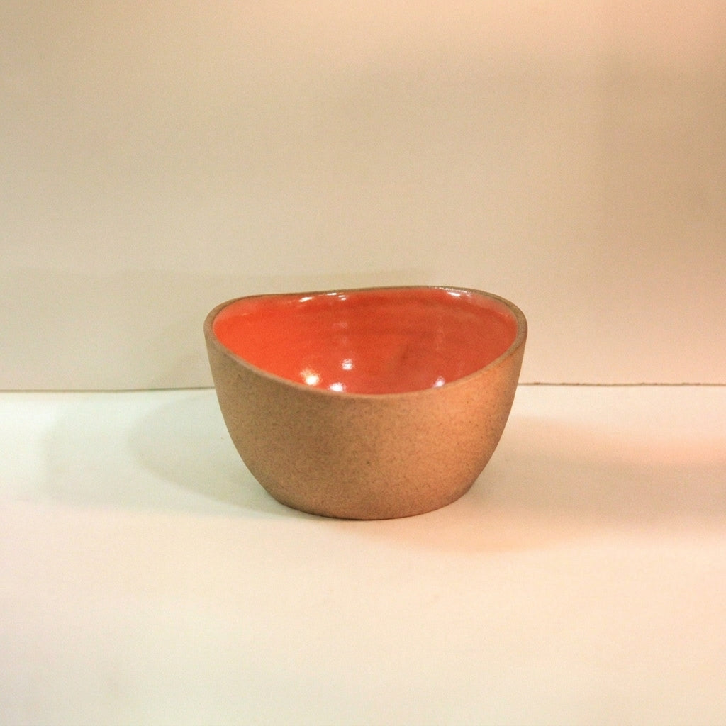 Saladeira Redonda Orgânica em cerâmica artesanal — argila Cappuccino, esmalte Laranja Intenso