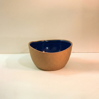 Saladeira Redonda Orgânica em cerâmica artesanal — argila Cappuccino, esmalte Lazuli