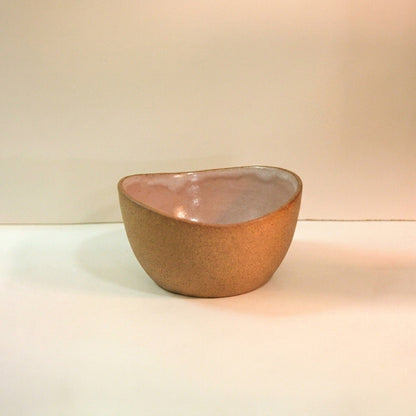 Saladeira Redonda Orgânica em cerâmica artesanal — argila Cappuccino, esmalte Nude
