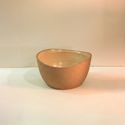 Saladeira Redonda Orgânica em cerâmica artesanal — argila Cappuccino, esmalte Pedra Sabão