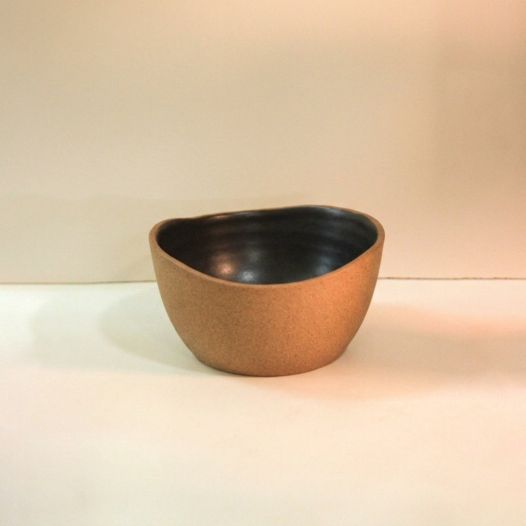Saladeira Redonda Orgânica em cerâmica artesanal — argila Cappuccino, esmalte Preto Acetinado