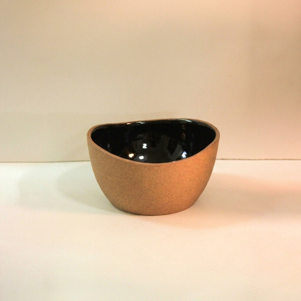 Saladeira Redonda Orgânica em cerâmica artesanal — argila Cappuccino, esmalte Preto Ébano