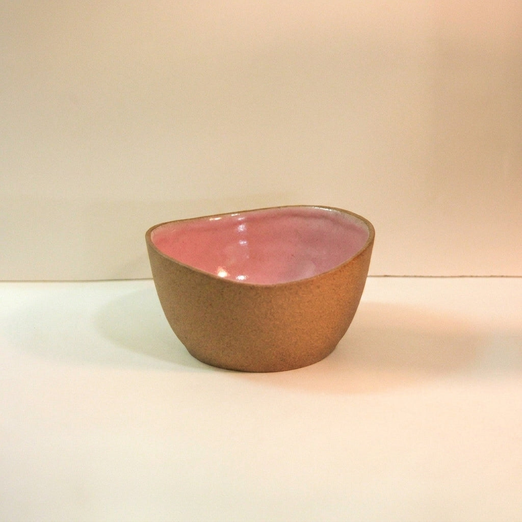 Saladeira Redonda Orgânica em cerâmica artesanal — argila Cappuccino, esmalte Rosa Barbie