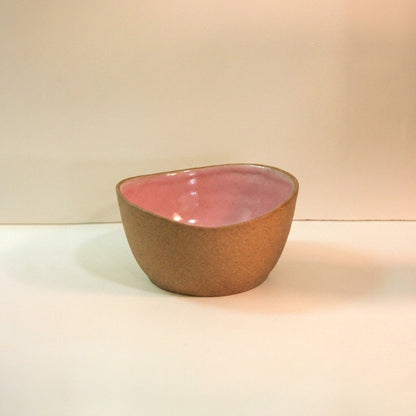 Saladeira Redonda Orgânica em cerâmica artesanal — argila Cappuccino, esmalte Rosa Barbie