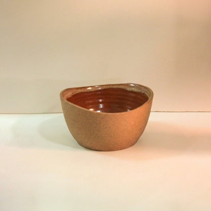 Saladeira Redonda Orgânica em cerâmica artesanal — argila Cappuccino, esmalte Sol de Terracota