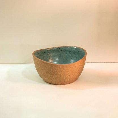 Saladeira Redonda Orgânica em cerâmica artesanal — argila Cappuccino, esmalte Verde Exército