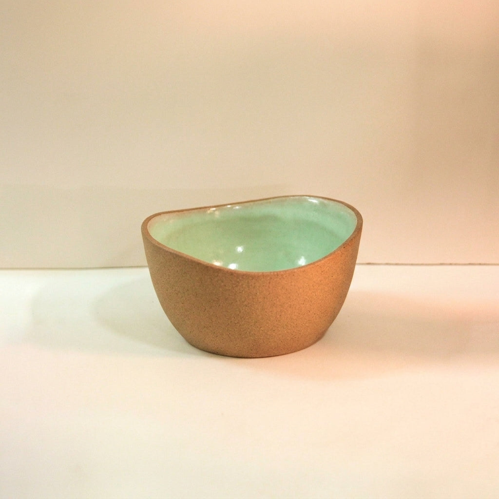 Saladeira Redonda Orgânica em cerâmica artesanal — argila Cappuccino, esmalte Verde Menta