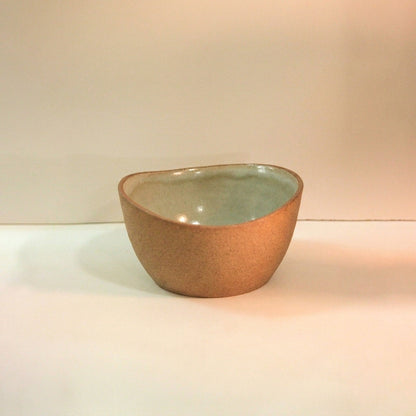 Saladeira Redonda Orgânica em cerâmica artesanal — argila Cappuccino, esmalte Verde Pompeia