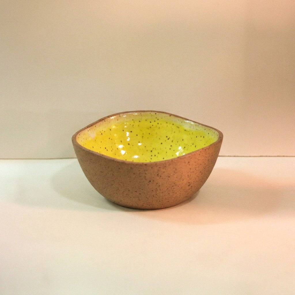 Saladeira Redonda Orgânica em cerâmica artesanal — argila Flocos, esmalte Amarelo Intenso