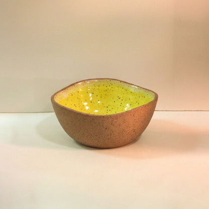 Saladeira Redonda Orgânica em cerâmica artesanal — argila Flocos, esmalte Amarelo Intenso