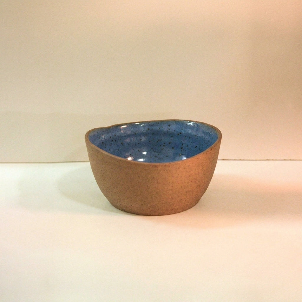 Saladeira Redonda Orgânica em cerâmica artesanal — argila Flocos, esmalte Azul Safira