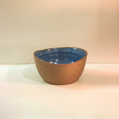 Saladeira Redonda Orgânica em cerâmica artesanal — argila Flocos, esmalte Azul Safira