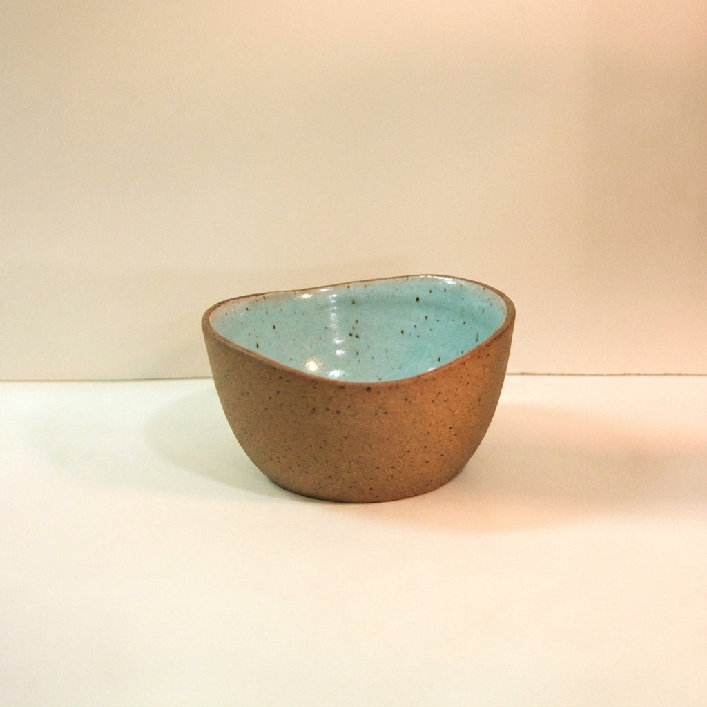 Saladeira Redonda Orgânica em cerâmica artesanal — argila Flocos, esmalte Jujuba