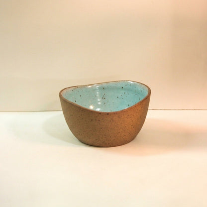 Saladeira Redonda Orgânica em cerâmica artesanal — argila Flocos, esmalte Jujuba