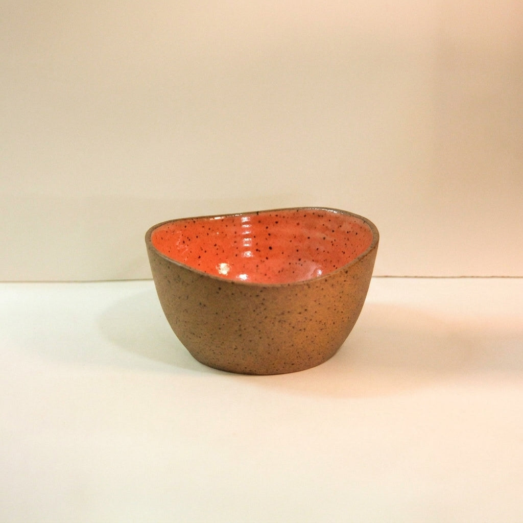 Saladeira Redonda Orgânica em cerâmica artesanal — argila Flocos, esmalte Laranja Intenso