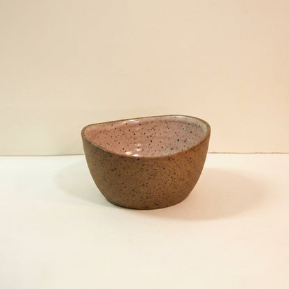 Saladeira Redonda Orgânica em cerâmica artesanal — argila Flocos, esmalte Nude