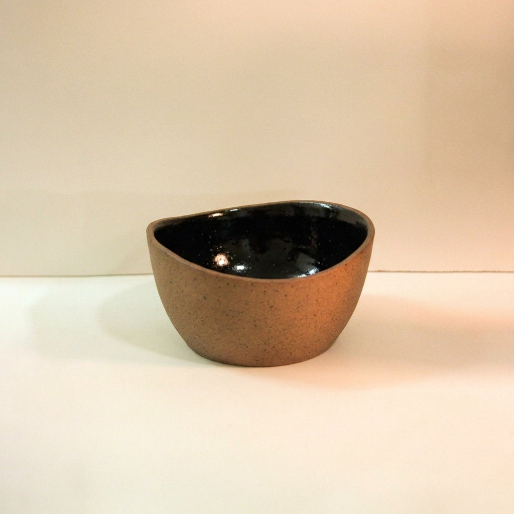 Saladeira Redonda Orgânica em cerâmica artesanal — argila Flocos, esmalte Preto Ébano