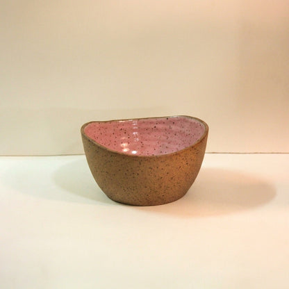 Saladeira Redonda Orgânica em cerâmica artesanal — argila Flocos, esmalte Rosa Barbie