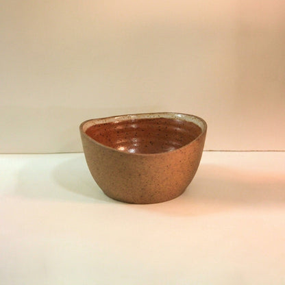 Saladeira Redonda Orgânica em cerâmica artesanal — argila Flocos, esmalte Sol de Terracota