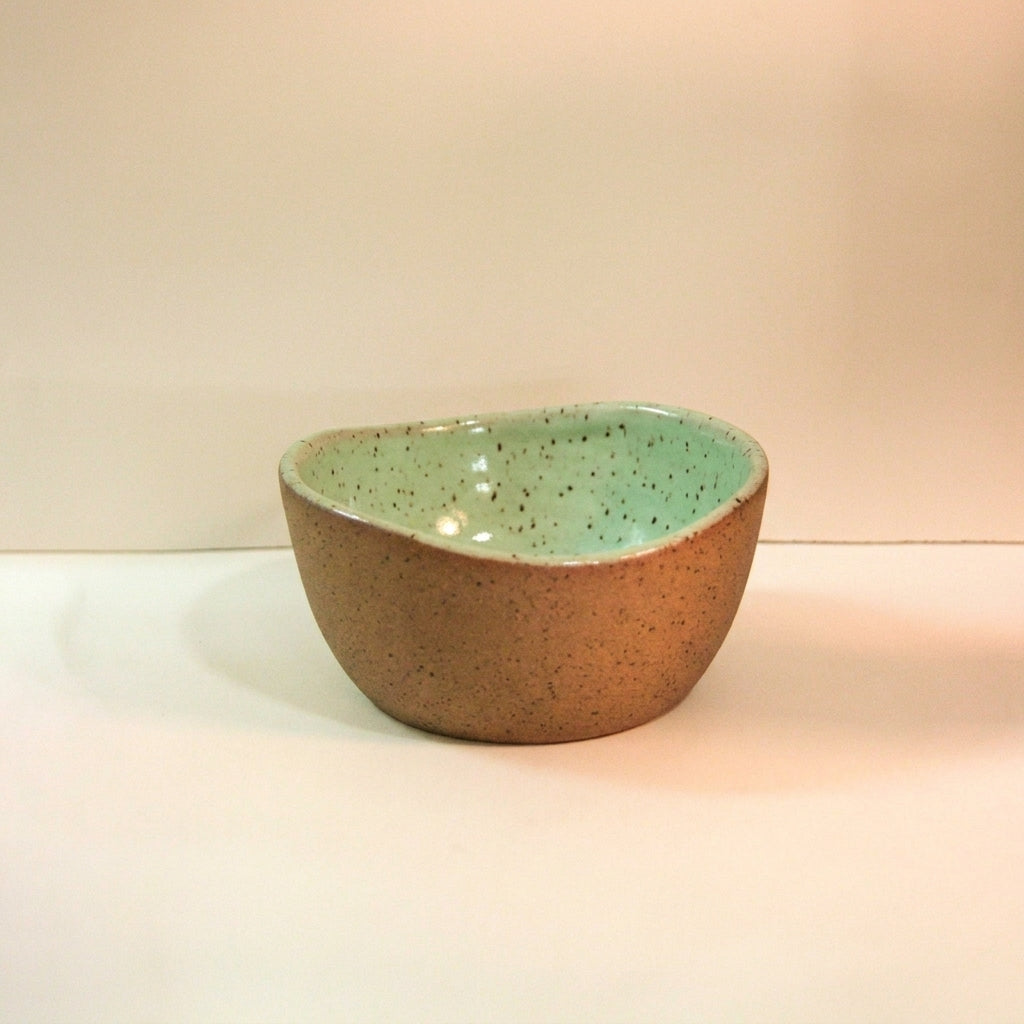 Saladeira Redonda Orgânica em cerâmica artesanal — argila Flocos, esmalte Verde Menta