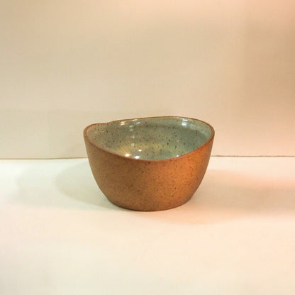 Saladeira Redonda Orgânica em cerâmica artesanal — argila Flocos, esmalte Verde Pompeia