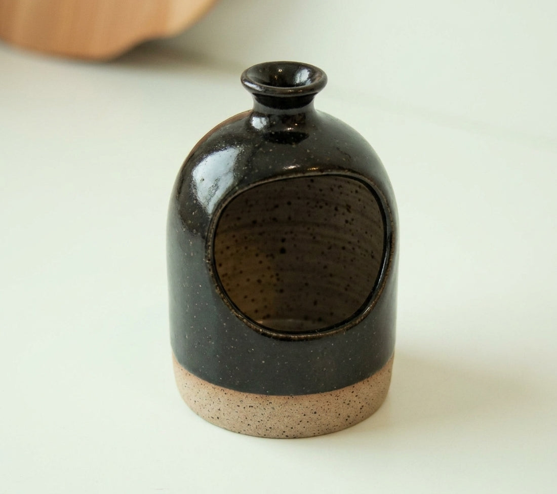 Saleiro Aberto em cerâmica artesanal — argila Flocos, esmalte Preto Ébano