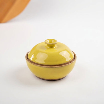 Saleiro com Tampa em cerâmica artesanal — argila Cappuccino, esmalte Amarelo Intenso