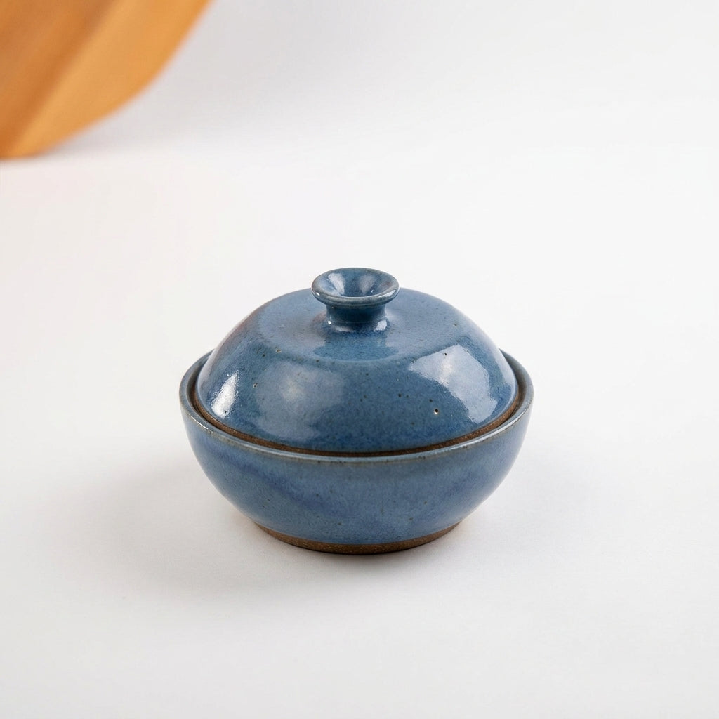 Saleiro com Tampa em cerâmica artesanal — argila Cappuccino, esmalte Azul Safira