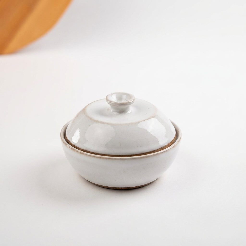 Saleiro com Tampa em cerâmica artesanal — argila Cappuccino, esmalte Branco AMME