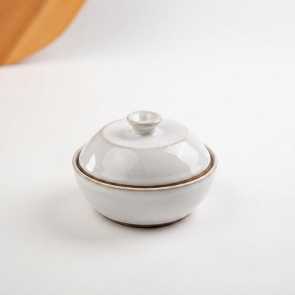 Saleiro com Tampa em cerâmica artesanal — argila Cappuccino, esmalte Branco AMME