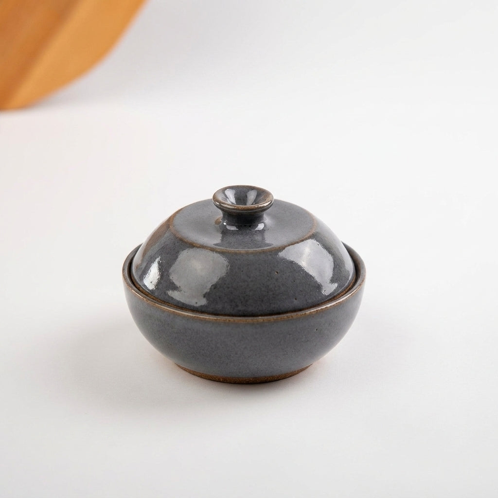 Saleiro com Tampa em cerâmica artesanal — argila Cappuccino, esmalte Grafite