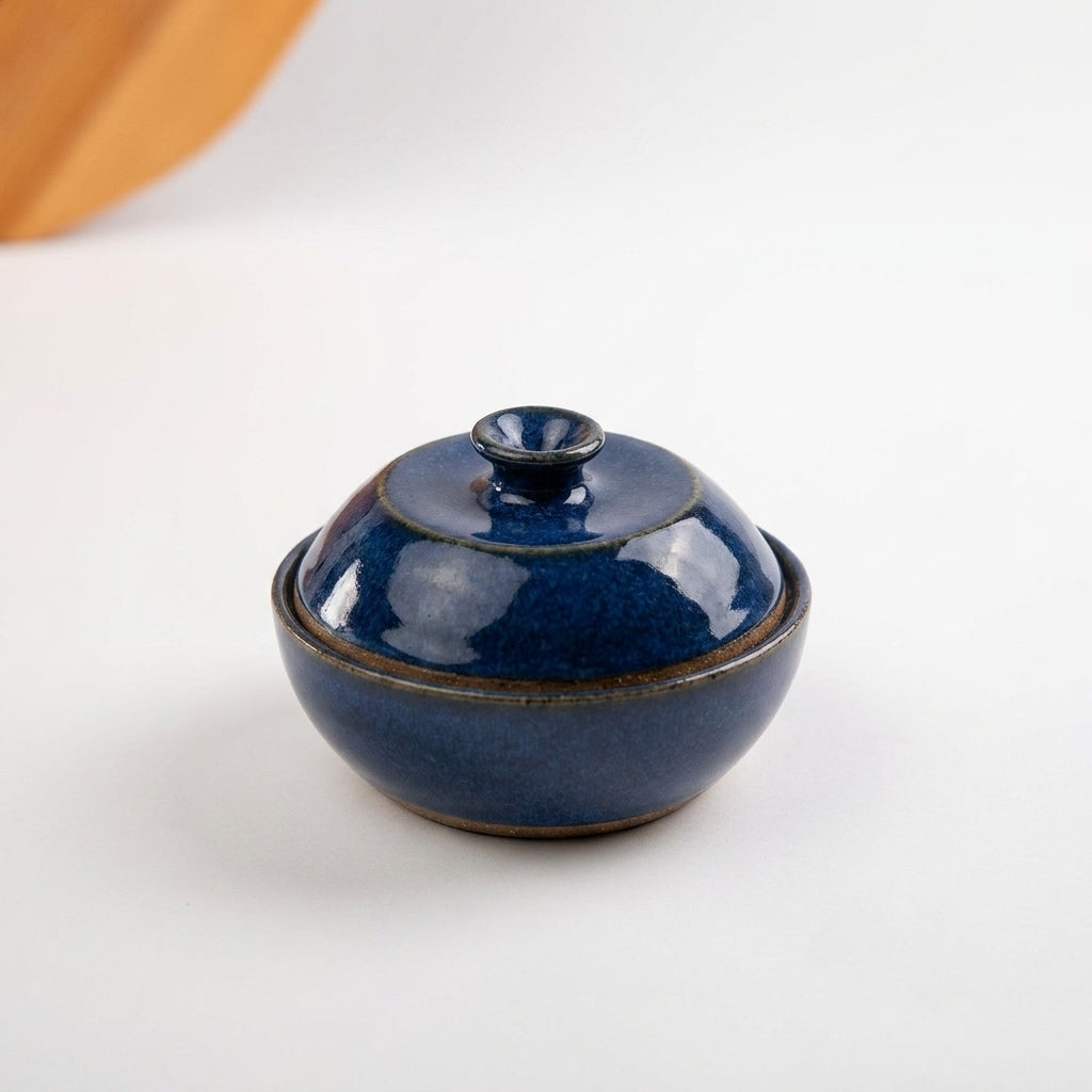 Saleiro com Tampa em cerâmica artesanal — argila Cappuccino, esmalte Lazuli