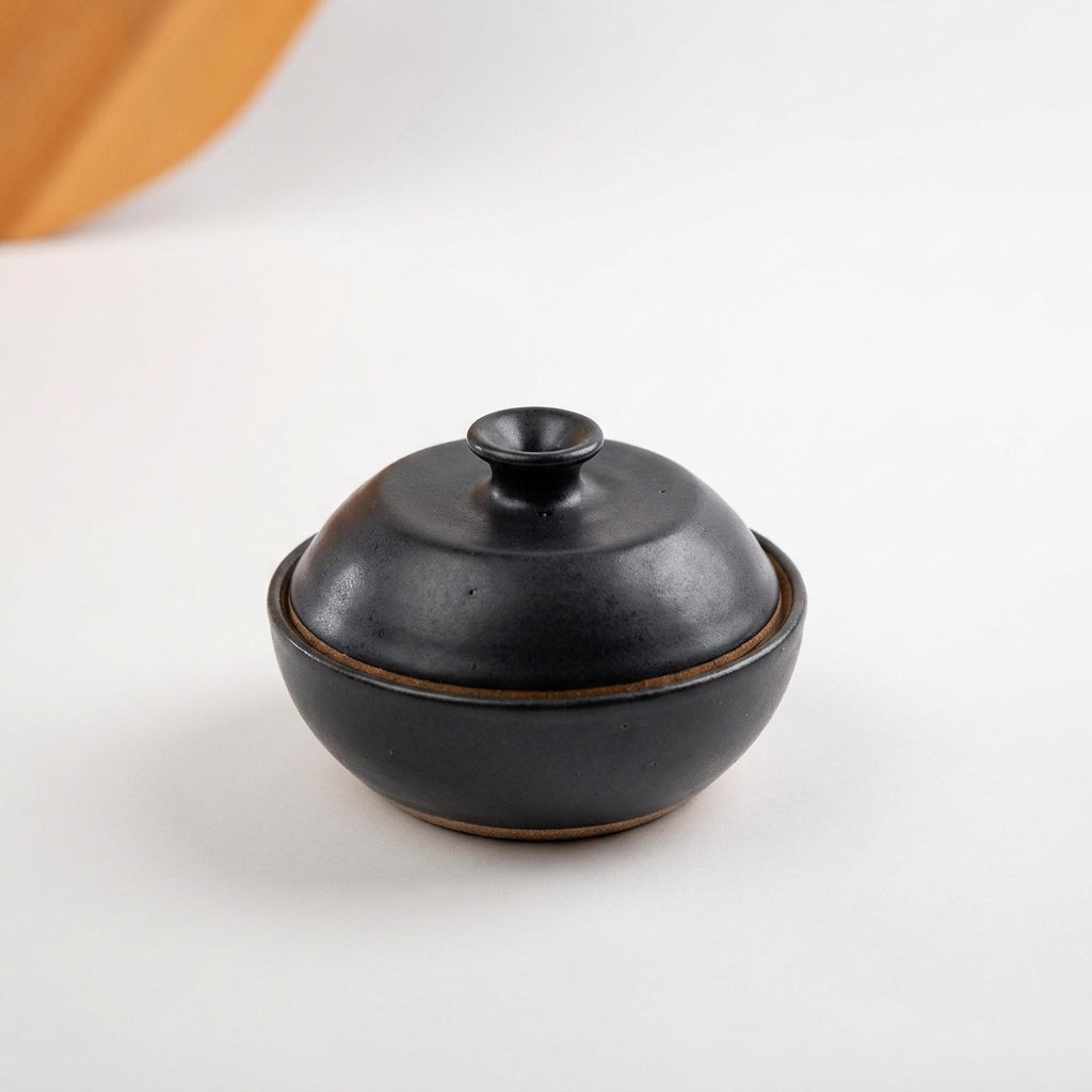 Saleiro com Tampa em cerâmica artesanal — argila Cappuccino, esmalte Preto Acetinado